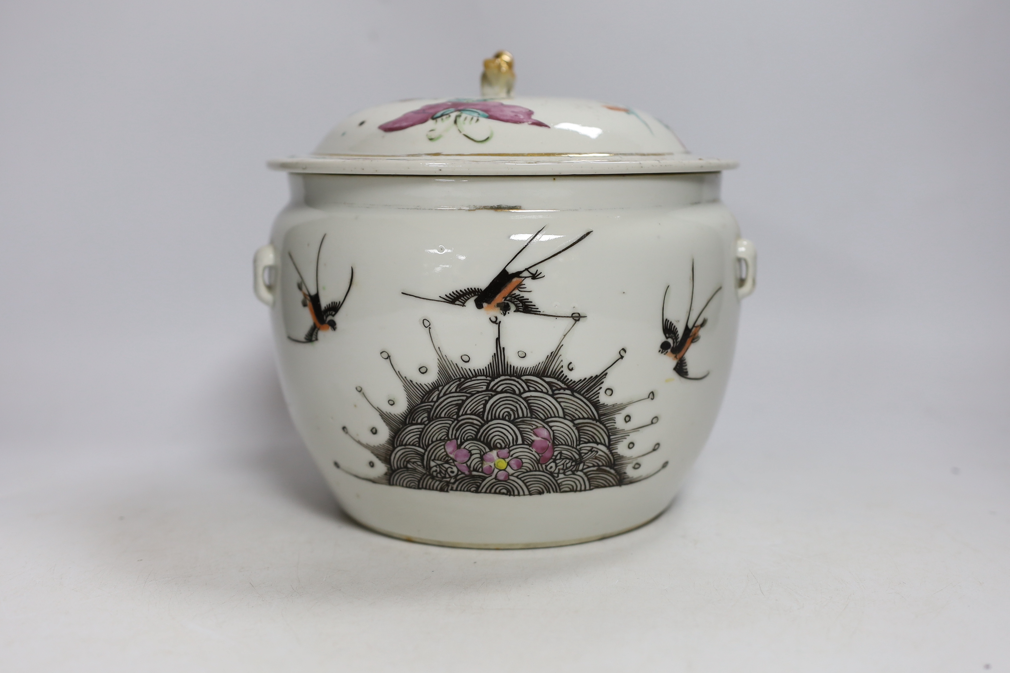 A Chinese famille rose bowl and cover, kamcheng, 20cm in diameter